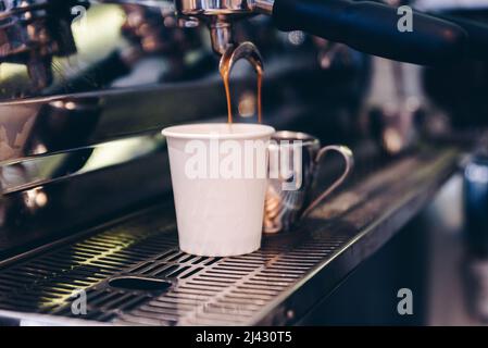 Primo piano del caffè espresso dalla macchina da caffè. Caffè Concept in caffetteria Foto Stock
