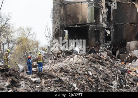 BORODYANKA, UCRAINA - 10 aprile 2022: I soccorritori continuano a scavare e rimuovere i detriti da un blocco di appartamenti distrutti che, a quanto pare, seppellirono un numero inspecificato di civili sotto il credito: Mykhailo Palinchak/Alamy Live News Foto Stock