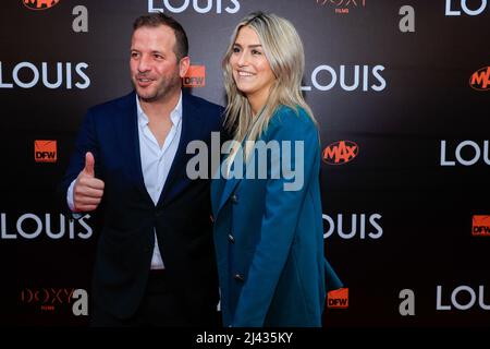 AMSTERDAM, PAESI BASSI - APRILE 11: Rafael van der Vaart e Estavana Polman durante la prima di LOUIS al Tuschinski Movie Theater il 11 Aprile 2022 ad Amsterdam, Paesi Bassi. (Foto di Broer van den Boom/Orange Pictures) Credit: Orange Pics BV/Alamy Live News Foto Stock