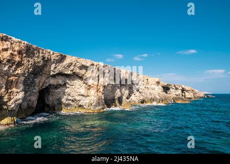 Bellissime baie e scogliere maltesi circondate da un mare blu incredibile Foto Stock