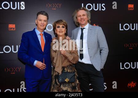 AMSTERDAM, PAESI BASSI - APRILE 11: Truus van Gaal, Louis van Gaal e Geertjan Lassche durante la prima di LOUIS al Teatro del Cinema Tuschinski il 11 Aprile 2022 ad Amsterdam, Paesi Bassi. (Foto di Broer van den Boom/Orange Pictures) Credit: Orange Pics BV/Alamy Live News Foto Stock