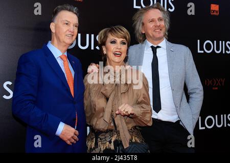 AMSTERDAM, PAESI BASSI - APRILE 11: Truus van Gaal, Louis van Gaal e Geertjan Lassche durante la prima di LOUIS al Teatro del Cinema Tuschinski il 11 Aprile 2022 ad Amsterdam, Paesi Bassi. (Foto di Broer van den Boom/Orange Pictures) Credit: Orange Pics BV/Alamy Live News Foto Stock