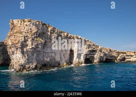 Bellissime baie e scogliere maltesi circondate da un mare blu incredibile Foto Stock