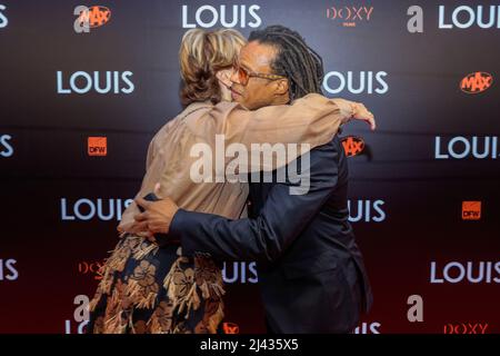 AMSTERDAM, PAESI BASSI - 11 APRILE: Truus van Gaal e Edgar Davids durante la prima di LOUIS al Tuschinski Movie Theater il 11 aprile 2022 ad Amsterdam, Paesi Bassi. (Foto di Broer van den Boom/Orange Pictures) Credit: Orange Pics BV/Alamy Live News Foto Stock