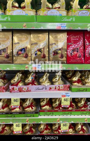 New York, Stati Uniti. 09th Apr 2022. Cioccolato di Pasqua di Lindt in vendita presso un negozio CVS ad Astoria, New York, NY il 9 aprile 2022. (Foto di TJ Roth/Sipa USA) Credit: Sipa USA/Alamy Live News Foto Stock