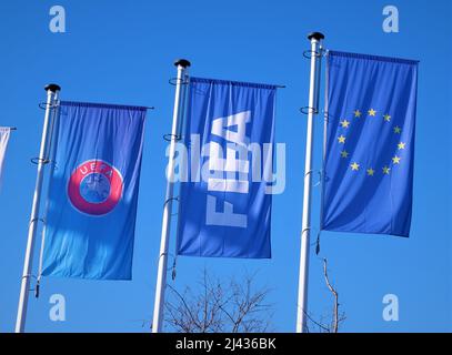 Budapest, Ungheria - 23 febbraio 2022: Bandiere UEFA, FIFA e UE con sfondo blu cielo Foto Stock