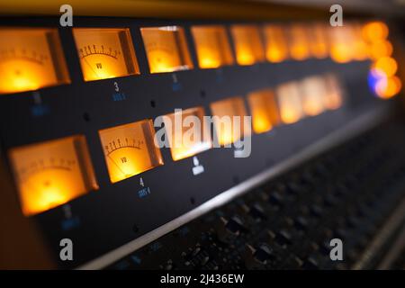 Primo piano della workstation audio e delle apparecchiature audio in uno studio di registrazione professionale, spazio di copia Foto Stock