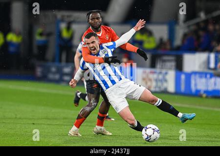 Harry Toffolo #3 della città di Huddersfield è fouled da Fred Onyedinma #24 della città di Luton Foto Stock