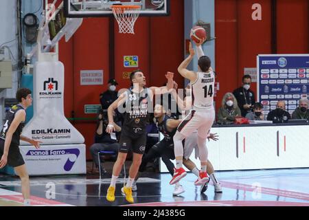 PalaRadi, Cremona, Italia, 10 aprile 2022, Bruno Mascolo (Bertram Yachts Tortona) durante Vanoli Basket Cremona vs Bertram Dutthona Tortona - Italiano Foto Stock