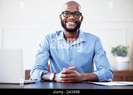 Theres opportunità in ogni giorno. Shot di un giovane uomo d'affari seduto alla sua scrivania. Foto Stock