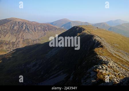 Persone in pista su Nantlle Ridge, Snowdonia Foto Stock