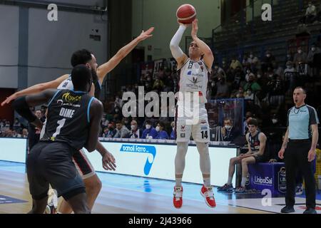 PalaRadi, Cremona, Italia, 10 aprile 2022, Bruno Mascolo (Bertram Yachts Tortona) durante Vanoli Basket Cremona vs Bertram Dutthona Tortona - Italiano Foto Stock