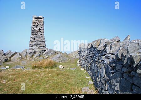 Obelisco di pietra per commemorare il giubileo di diamante della regina Vittoria su Nantlle Ridge, Snowdonia Foto Stock