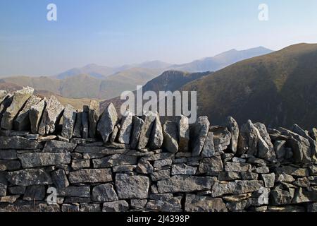 Vista sul Nantlle Ridge verso Yr Wyddfa, Snowdonia Foto Stock