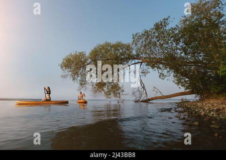 Ecoturisti in una passeggiata sulle schede SAP . Foto Stock