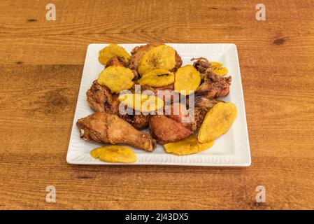 Il pollo alla pica è una ricetta della Repubblica Dominicana, pollo fritto ma con un trucco che lo rende particolarmente gustoso. Foto Stock