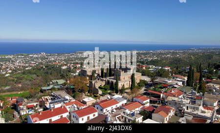 Bellapais Monastero villaggio sulla montagna a Kyrenia, Cipro Nord Foto Stock