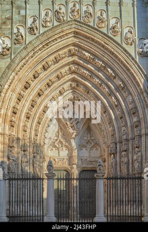 Santa Iglesia Catedral Primada de Toledo, luogo di culto cattolico, Castilla la Mancha, Spagna, Europa, porta in via Cardenal Cisneros Foto Stock