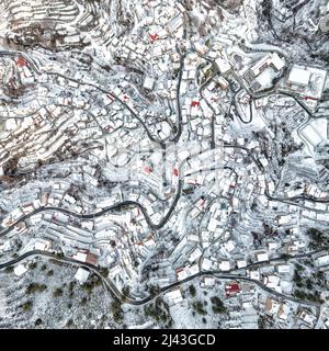 Villaggio di montagna coperto di neve Kyperounta, Cipro Foto Stock