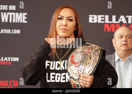 Los Angeles, California, Stati Uniti. 11 aprile 2022, Los Angeles, California, Los Angeles, CA, Stati Uniti: LOS ANGELES, CA - APRILE 11: CRIS CyborgDuring the Bellator 279 Press Conference at Grammy Museum L.A. il 11 Aprile 2022 a Los Angeles, California, Stati Uniti. (Credit Image: © Diego Ribas/PX Imagens via ZUMA Press Wire) Credit: ZUMA Press, Inc./Alamy Live News Foto Stock