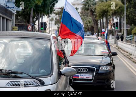 Larnaca, Cipro - 26 marzo 2022: Vetture con bandiere della Russia durante il Rally Pro-Russo nella zona di Foinikoudes a Larnaca Foto Stock