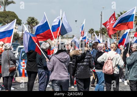 Larnaca, Cipro - 26 marzo 2022: Folla di persone con bandiere della Russia durante il Rally Pro-Russo nella zona di Foinikoudes a Larnaca Foto Stock