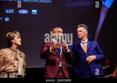 AMSTERDAM, PAESI BASSI - APRILE 11: Truus van Gaal, Louis van Gaal e Humberto Tan durante la prima di LOUIS al Teatro del Cinema Tuschinski il 11 Aprile 2022 ad Amsterdam, Paesi Bassi. (Foto di Broer van den Boom/Orange Pictures) Credit: Orange Pics BV/Alamy Live News Foto Stock