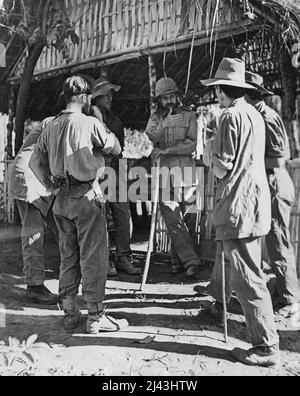 Con i guerriglieri di Wingate dietro le linee giapponesi -- Brigadier Charles Orde Wingate parla con i suoi uomini al campo di transito di un posto fuori sul confine Birmania-Assam. Orde Wingate (a sinistra, con casco) e i suoi 'Chindits' sono stati raffigurati dalla stampa come vincitori di lotta alla giungla. Luglio 07, 1943. (Foto di Pool) Foto Stock