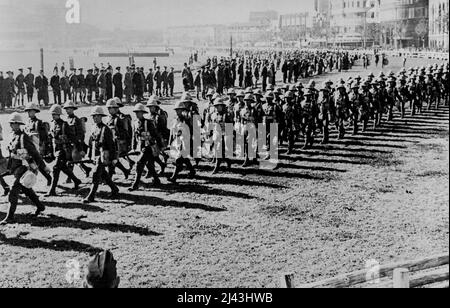Le truppe britanniche arrivano a Shanghai per alleviare le forze della difesa -- gli uomini del primo battaglione, fanteria leggera Durham, sono visti marciare sul corso di gara qui all'arrivo da Hong Kong. Essi sollevarono i fucili reali dell'Ulster dal dovere di difesa britannico qui durante la guerra sino-giapponese. Dicembre 14, 1937. (Foto di stampa associata). Foto Stock