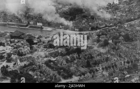 La cattura di Caen -- la città di Caen è stata catturata oggi, 9th luglio, dopo l'offensiva aperta dalle truppe britanniche e canadesi della seconda Armata del generale Dempsey a Dawn il 8th luglio. Questa foto di ricognizione del R.A.F., che è stata presa nella prima settimana della campagna di Normandia mostra incendi bruciando nella città. Luglio 01, 1944. (Foto di British Official Photo). Foto Stock