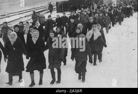 Liberato il lavoro schiavo russo -- rifugiati di guerra russi che sono stati liberati dal lavoro schiavo in Germania dall'esercito degli Stati Uniti, cammina fino alla piattaforma ferroviaria da cui saranno portati in un campo di persone malriposte all'interno della Francia. Novembre 2, 1945. (Foto della fotografia ufficiale degli Stati Uniti). Foto Stock