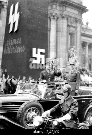 Paris Pays Tribute to Ike General Eisenhower in piedi in un'auto aperta con il generale Koenig riconosce i tifosi della folla mentre passano un ricordo dell'occupazione nazista. Nel corso di una cerimonia svoltasi ieri all'Arco di Trionfo nel giugno 14, il generale De Gaulle ha decorato il generale Eisenhower con il compagno di liberazione. I parigini hanno fiancheggiato le strade della capitale dando al generale un thunderous Benvenuto. Dopo aver assottigliato la decorazione sul Genio Tunico di Ike De Gaulle baciò il leader alleato su entrambe le guance dopo la cerimonia generale Eisenhower scese gli Champs Elysees riconoscendo le grazie della folla. JU Foto Stock