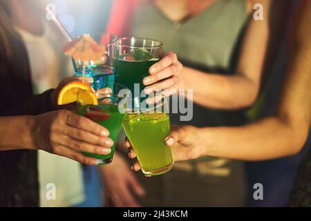 Grazie Signore Heres a noi. Un'immagine ritagliata di un gruppo di donne che tostano con cocktail a una festa. Foto Stock