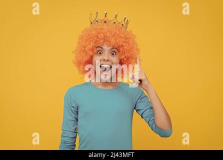 bambina egoista in parrucca ricurly e principessa diadem ispirato con idea, ispirazione Foto Stock
