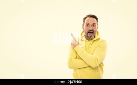 wow. consulente uomo in giallo felpa. adulta ragazzo pubblicità. maschio casual sportivo moda. copia spazio. Foto Stock