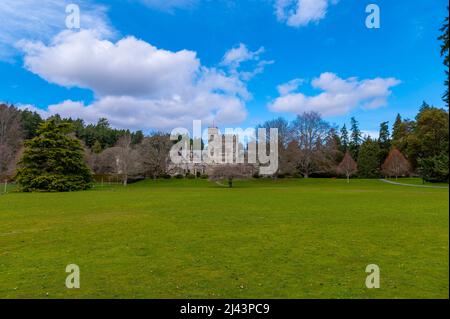 Vista del castello di Hatley contro il cielo blu, situato a Vancouver Island, British Columbia, Canada Foto Stock