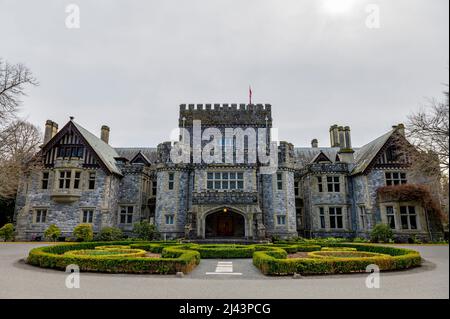 Vista del castello di Hatley contro il cielo blu, situato a Vancouver Island, British Columbia, Canada Foto Stock