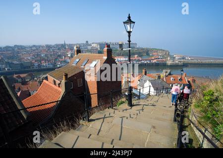 Guardando giù i famosi 199 passi di Whitby per il porto in Whitby North Yorkshire Inghilterra UK Foto Stock