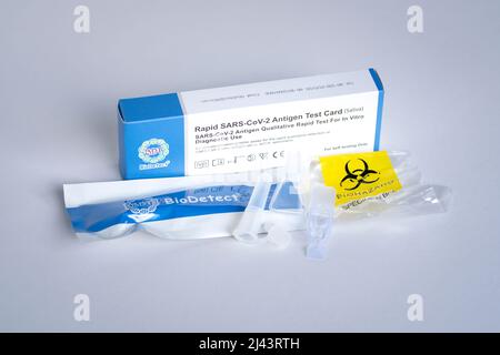 Kuala Lumpur, Malesia - Mar 30, 2022: Una scatola di kit per test rapido qualitativo dell'antigene SARS-COV-2 di BioDetect, utilizzando campioni di saliva per rilevare Covid-19 Foto Stock