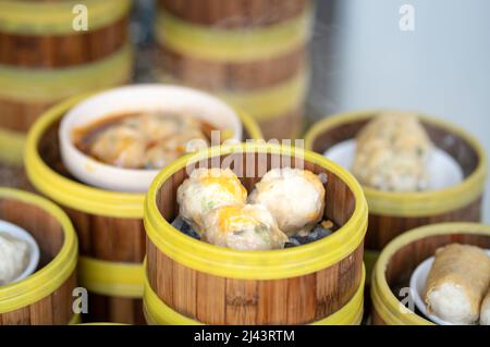 Dim Sum vapatori in un ristorante cinese. Primo piano. Foto Stock