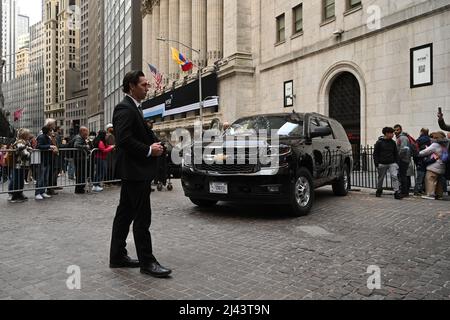 Il motorade per sua Eccellenza Iván Duque, presidente della Colombia, lascia la Borsa di New York (NYSE) a Wall Street il 11 aprile 2002 a New Foto Stock