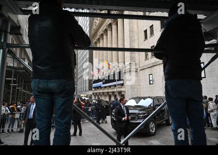 Il motorade per sua Eccellenza Iván Duque, presidente della Colombia, lascia la Borsa di New York (NYSE) a Wall Street il 11 aprile 2002 a New Foto Stock