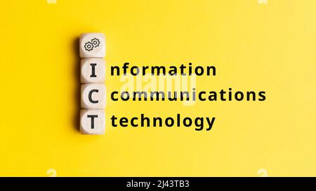 Acronimo di ICT o Information and Communications Technology. Testo sui cubi. Foto Stock