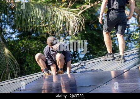 Gli installatori solari fotovoltaici montano pannelli solari REC nero alpha al tetto di una casa di Sydney, NSW, Australia Foto Stock