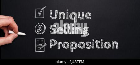 Acronimo USP o Unique Selling Proposition. Persona che disegna con gesso su una lavagna. Foto Stock