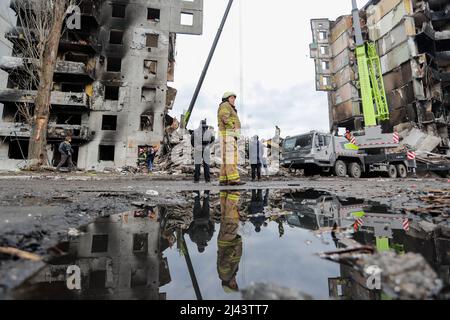 9 aprile 2022, Borodyanka di Buca Raion, Kiev Oblast, Ucraina: Gli addetti alla ricerca e al salvataggio sono visti al relitto di un edificio residenziale danneggiato dallo sciopero aereo russo, a Borodyanka di Buca Raion, Kiev Oblast, mentre continuano a cercare corpi sepolti sotto il relitto, in mezzo all'invasione russa. (Credit Image: © Daniel Ceng Shou-Yi/ZUMA Press Wire) Foto Stock