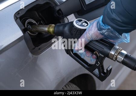 Diesel. Rifornimento della pistola car.Refilling nella mano.Un uomo riempie un serbatoio di automobile con combustibile diesel. Prezzo del carburante in Europa. Foto Stock