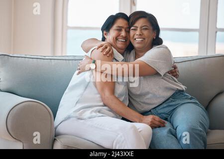 Il malato li desidera sempre intorno. Scatto di una giovane donna che abbraccia la madre. Foto Stock