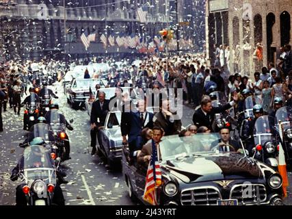 Corteo di nastri per gli astronauti Apollo 11. La posizione e' Manhattan, New York City sulla sezione di Broadway conosciuta come il 'Canyon degli Eroi'. Nella vettura principale, da destra, sono raffigurati gli astronauti Neil Armstrong, Michael Collins ed Edwin (Buzz) Aldrin. Foto Stock