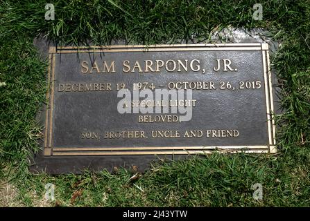 Los Angeles, California, USA 10th Aprile 2022 attore/modello Sam Sarpong Jr.'s grave at Forest Lawn Memorial Park Hollywood Hills il 10 Aprile 2022 a Los Angeles, California, USA. Foto di Barry King/Alamy Stock Foto Foto Stock